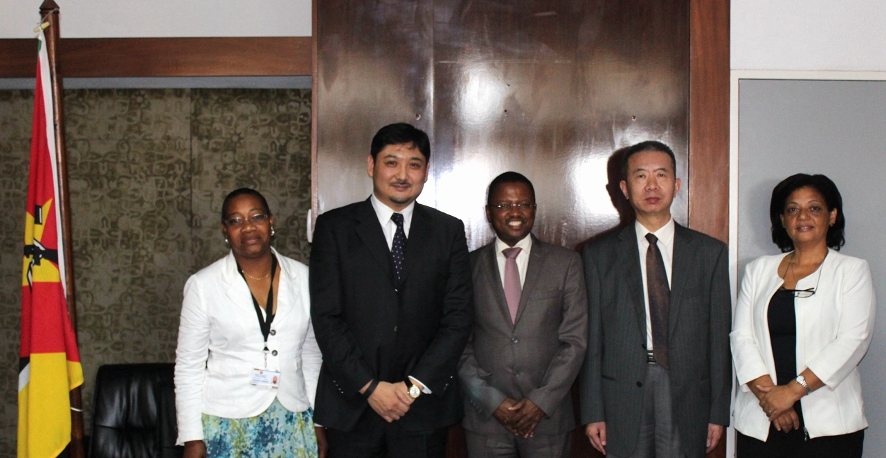Encontro entre o vice-presidente do parque, Dr. Yves Xie, o Embaixador da China, Dr. Su Jian (4ª à esquerda) e o Vice-Ministro da Saúde, Dr. Mouzinho Salde (3ª à esquerda)