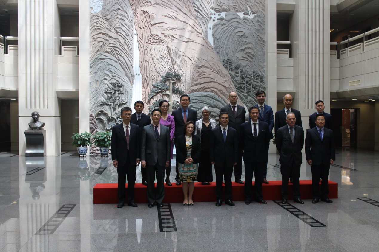 Encontro entre o Procurador-Geral da Suprema Procuradoria Popular da China, Dr. Cao Jianming e a Comitiva do Ministério Público da República Portuguesa liderada pela Procuradora-Geral, Dra. Joana Marques Vidal.