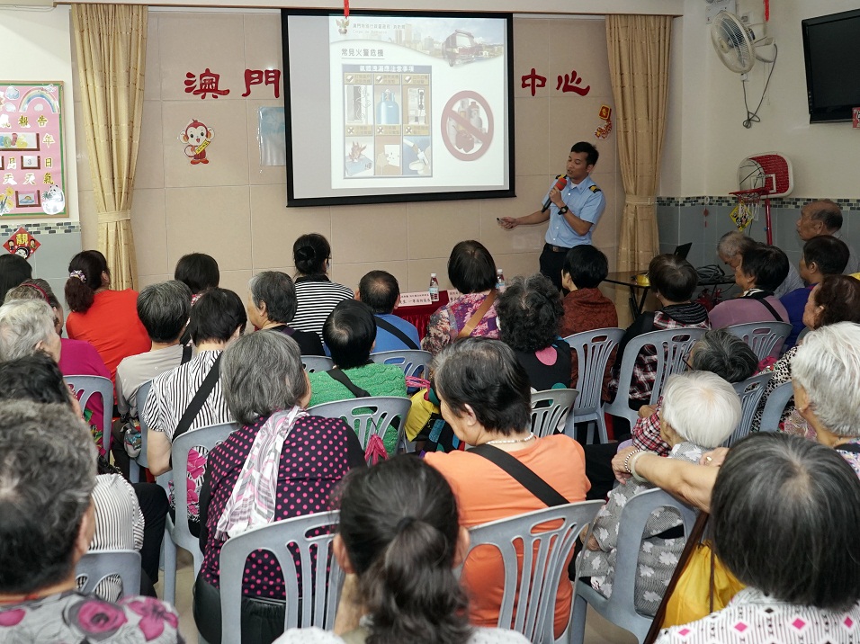 Palestra sobre a prevenção contra incêndios destinada à Associação de Confraternização dos Moradores do Bairro do Antigo Hipódromo Areia Preta e Iao Hon de Macau