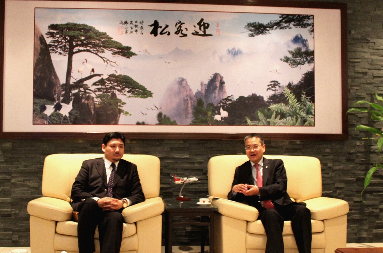 O encontro entre o Conselheira Económico e Comercial da China em Moçambique, Dr. Wang Lipei (1ª à directa) e o Vice-Presidente Dr. Yves Xie