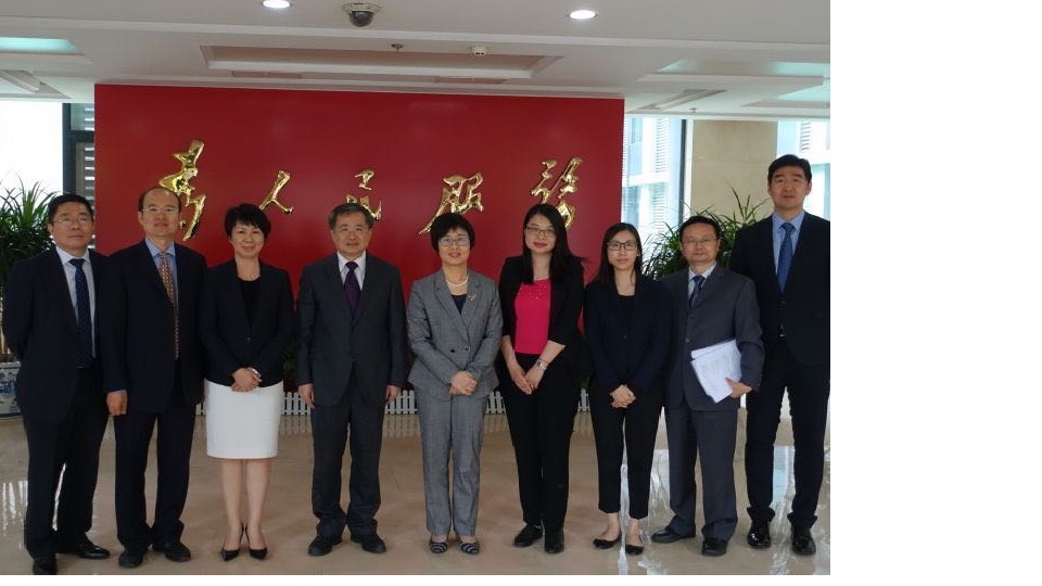 Secretary for Administration and Justice, Ms Chan Hoi Fan (5th right), poses for a group photograph with the Deputy Director of the Legislative Affairs Office of the State Council, Mr Gan Zangchun (4th left).