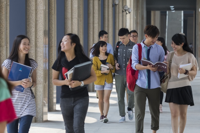 Promover a educação e a formação de quadros qualificados com ideias inovadoras, para corresponder à realidade de Macau e às tendências de desenvolvimento, no futuro