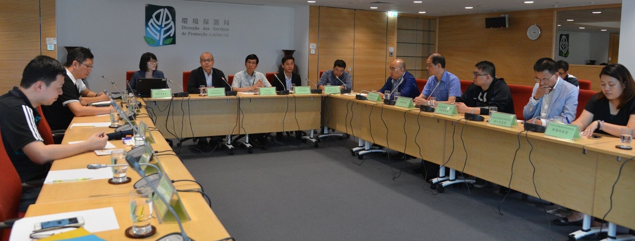 跨部門向北區社諮委介紹黑沙環沿岸污染問題的改善措施。