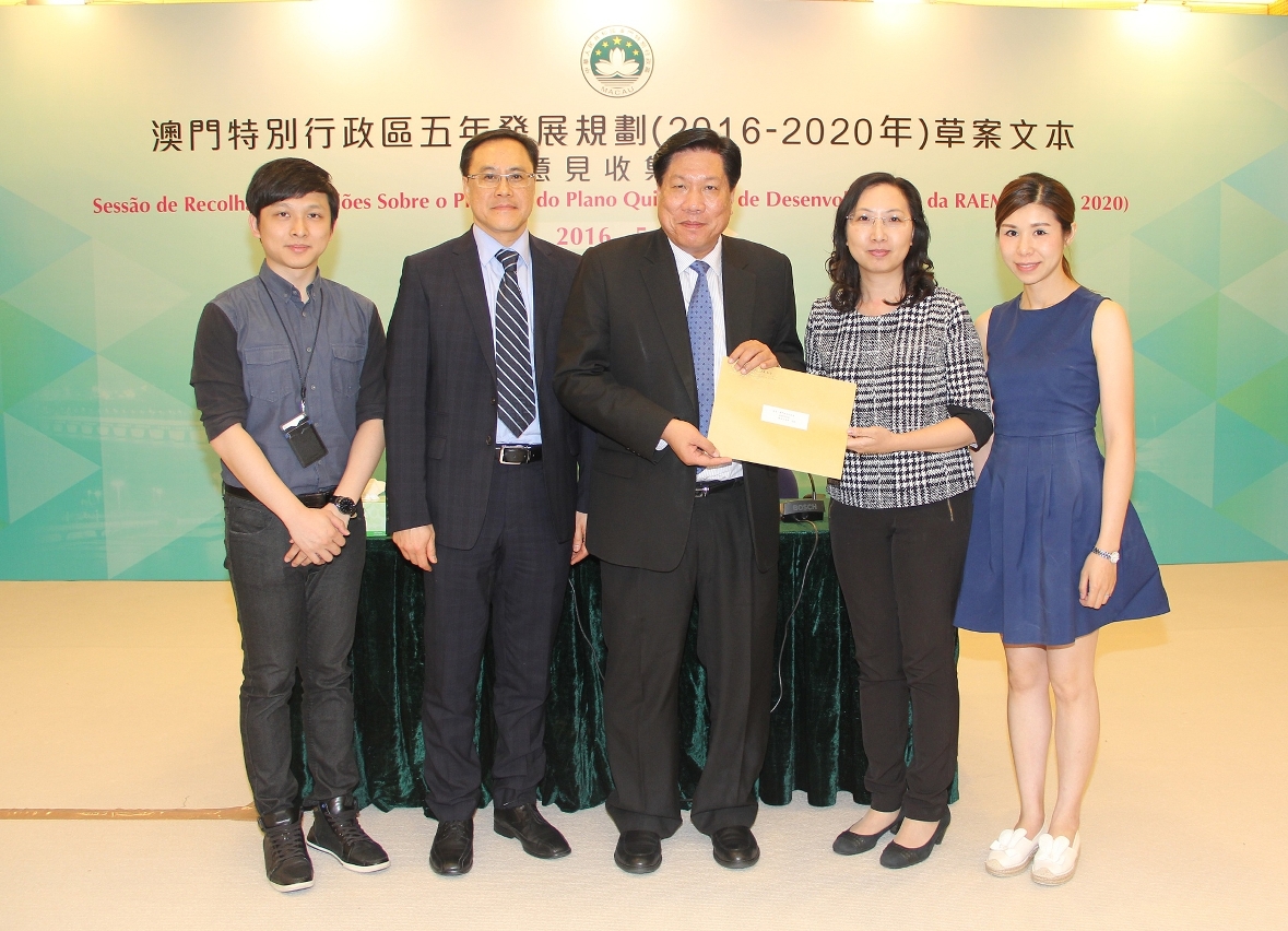 Representantes do Conselho de Juventude da Associação Industrial de Macau apresentam opiniões por escrito ao Gabinete de Estudo das Políticas