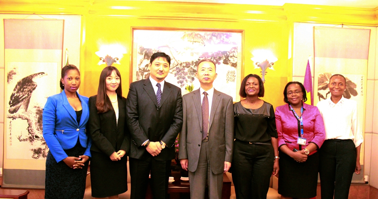 O Embaixador Extraordinário e Plenipotenciário da China em Moçambique, Dr. Su Jian (4ª à esquerda) recebeu os delegados do Parque e os representantes do Ministério da Saúde