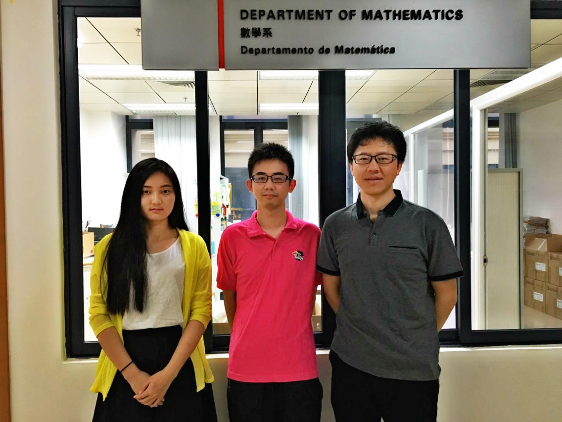 Award-winning UM students with Dr Liu Zhi (1st from right)