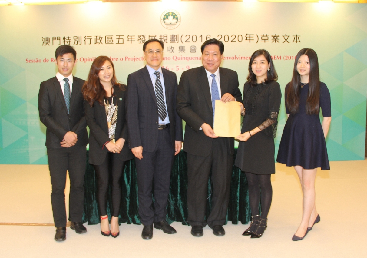 Representantes da The Youth Elites Association Macau apresentam opiniões por escrito ao Gabinete de Estudo das Políticas