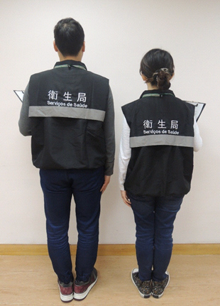 衛生局調查員穿著背面印有衛生局字樣的黑色背心