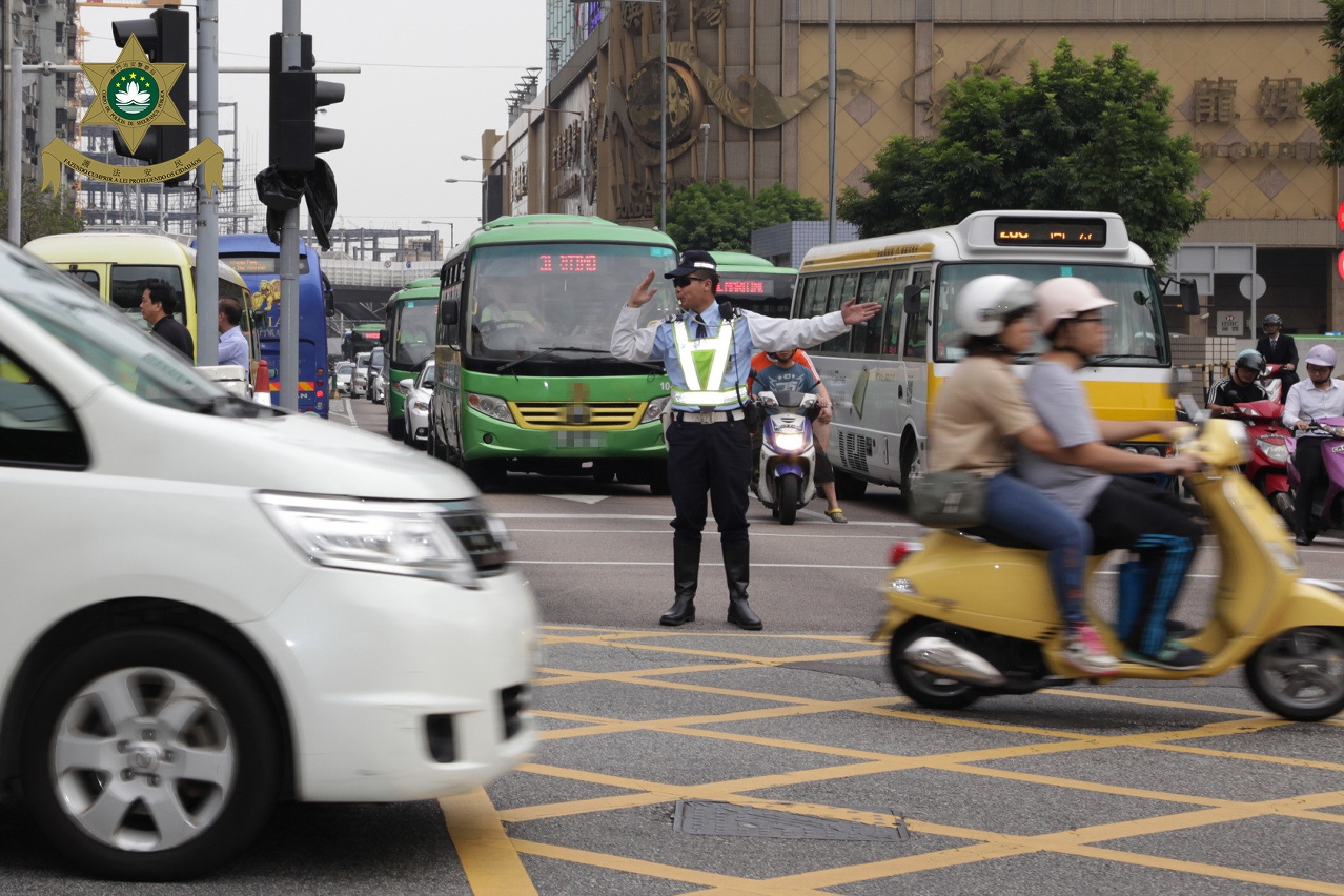 交通警員在繁忙路段指揮及疏導交通