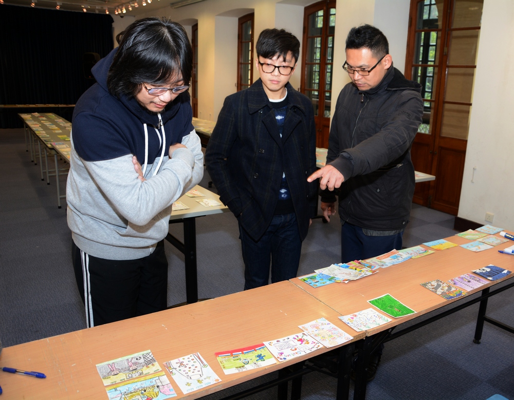 澳門公共圖書館分別邀請澳門美術協會及澳門中華教育會協助組織多位資深藝術家及語文教育工作者擔任評審委員