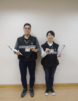 衛生局調查員佩帶有衛生局員工工作證件