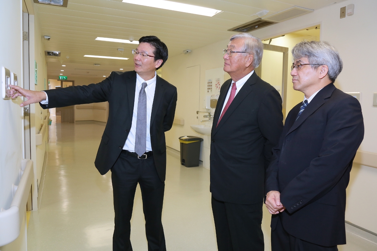 Dr. Shin Young-soo acompanhado do pessoal dos Serviços de Saúde visitou o Centro Clínico de Saúde Pública de Coloane