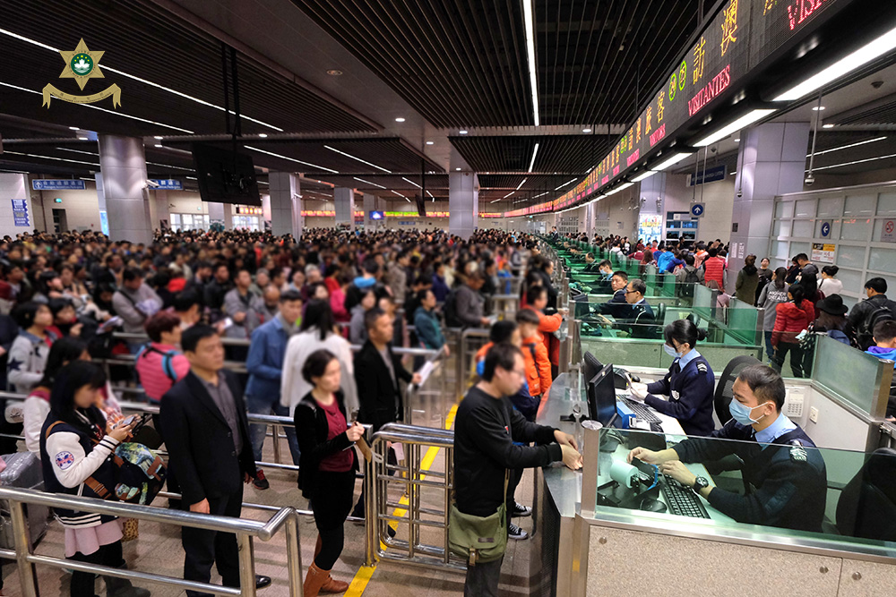關閘邊境站適時增派警力加開驗證櫃檯