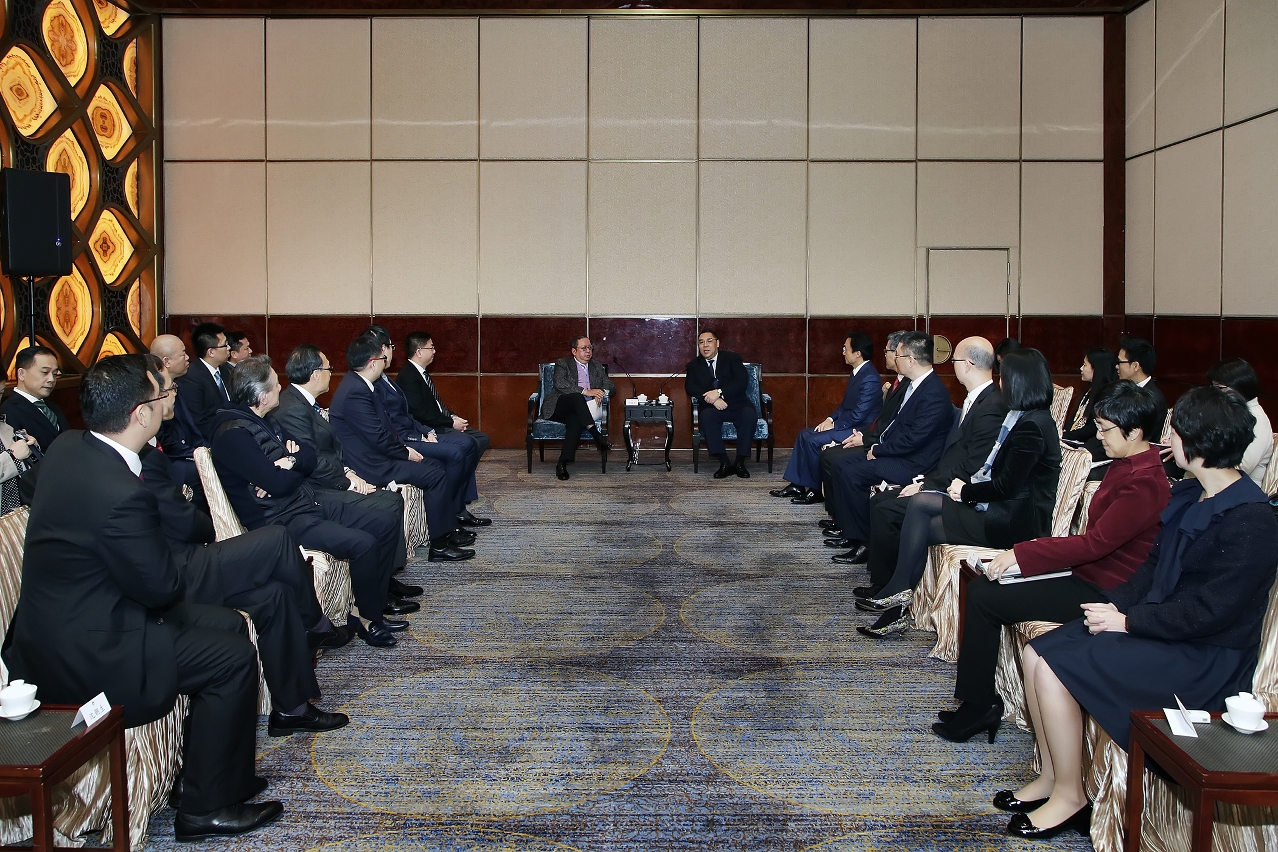 Chefe do Executivo, Chui Sai On, com o presidente do conselho do turismo da Região Administrativa Especial de Hong Kong (Hong Kong Tourism Board), Peter Lam Kin-Ngok e representantes do Conselho da Indústria do Turismo de Hong Kong (Travel Industry Council )