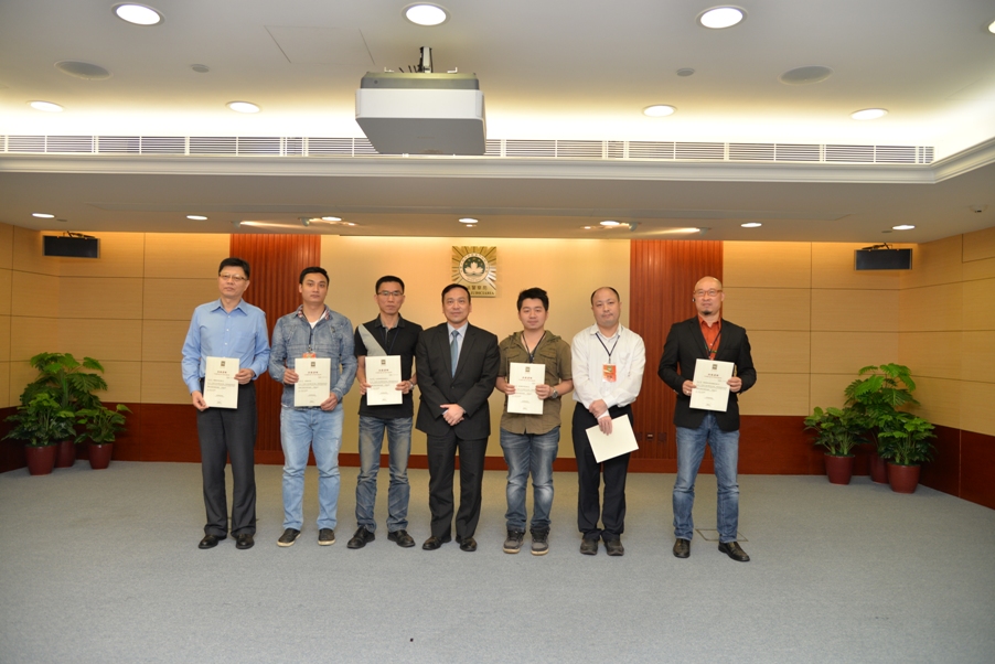司警局局長向參與者代表頒發出席證書