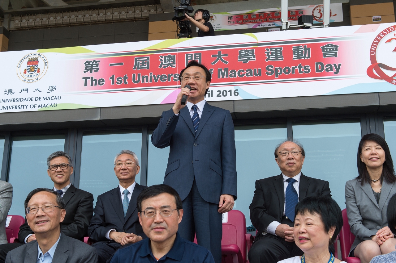 Secretary for Social Affairs and Culture Tam Chon Weng announces the start of the First UM Sports Day