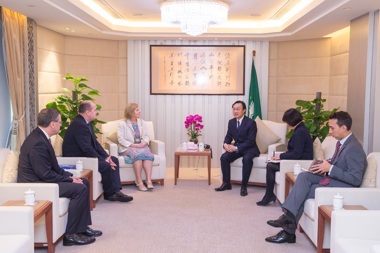 Secretary for Social Affairs and Culture meets Lord Mayor of Dublin and Consul General of Ireland