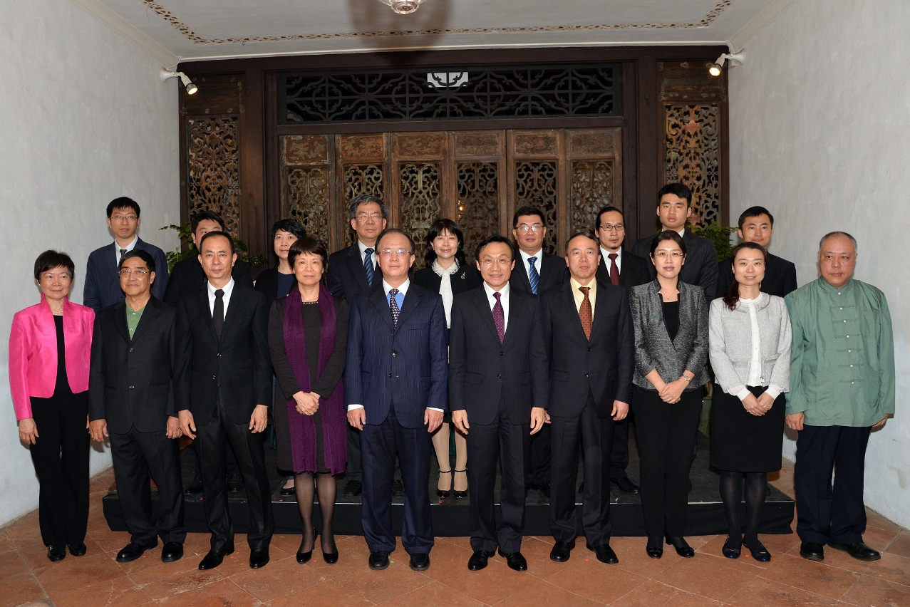 Fotografia conjunto dos Convidados de Cerimónia de Assinatura “Plano de Execução de Intercâmbio Cultural e de Cooperação entre a China Continental e a RAEM 2016-2018” e a Cerimónia de Distribuição de Verbas aos Herdeiros Representativos do Património Cultural Intangível a Nível Nacional.