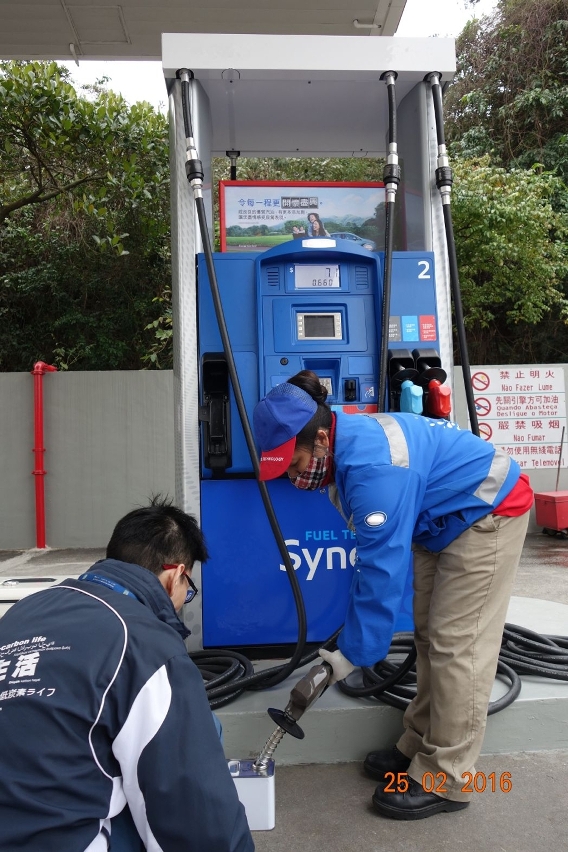 環保局人員抽取在澳門銷售的車用輕柴油，並送專業化驗室化驗。