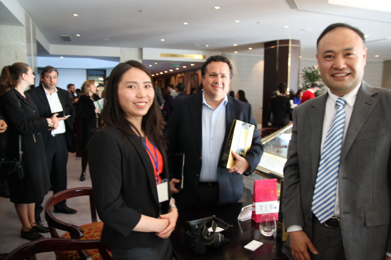 Negociações entre representantes dos Serviços do Comércio da Província de Hunan e empresários dos países lusófonos, no decorrer da sessão de bolsas de contacto