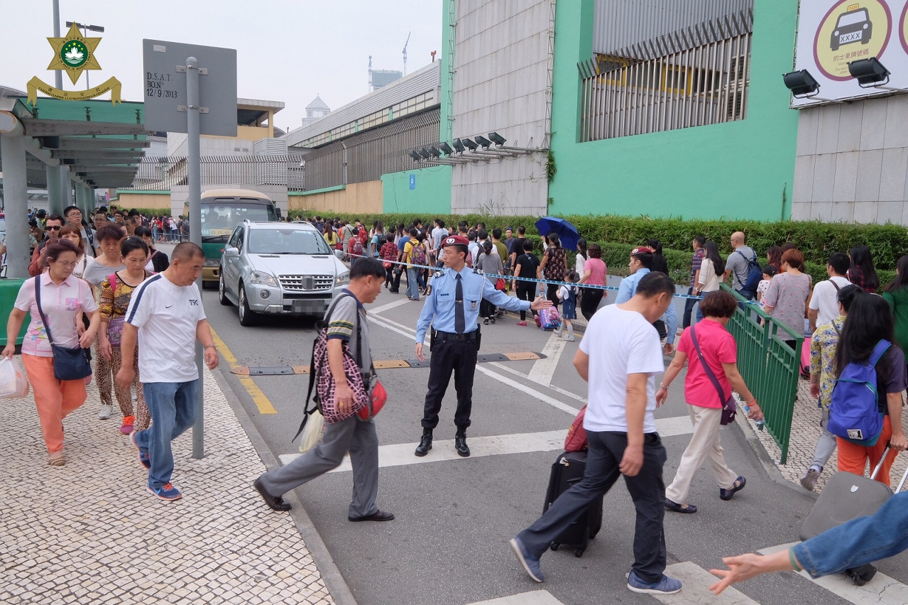 特警隊人員於關閘一帶維持秩序