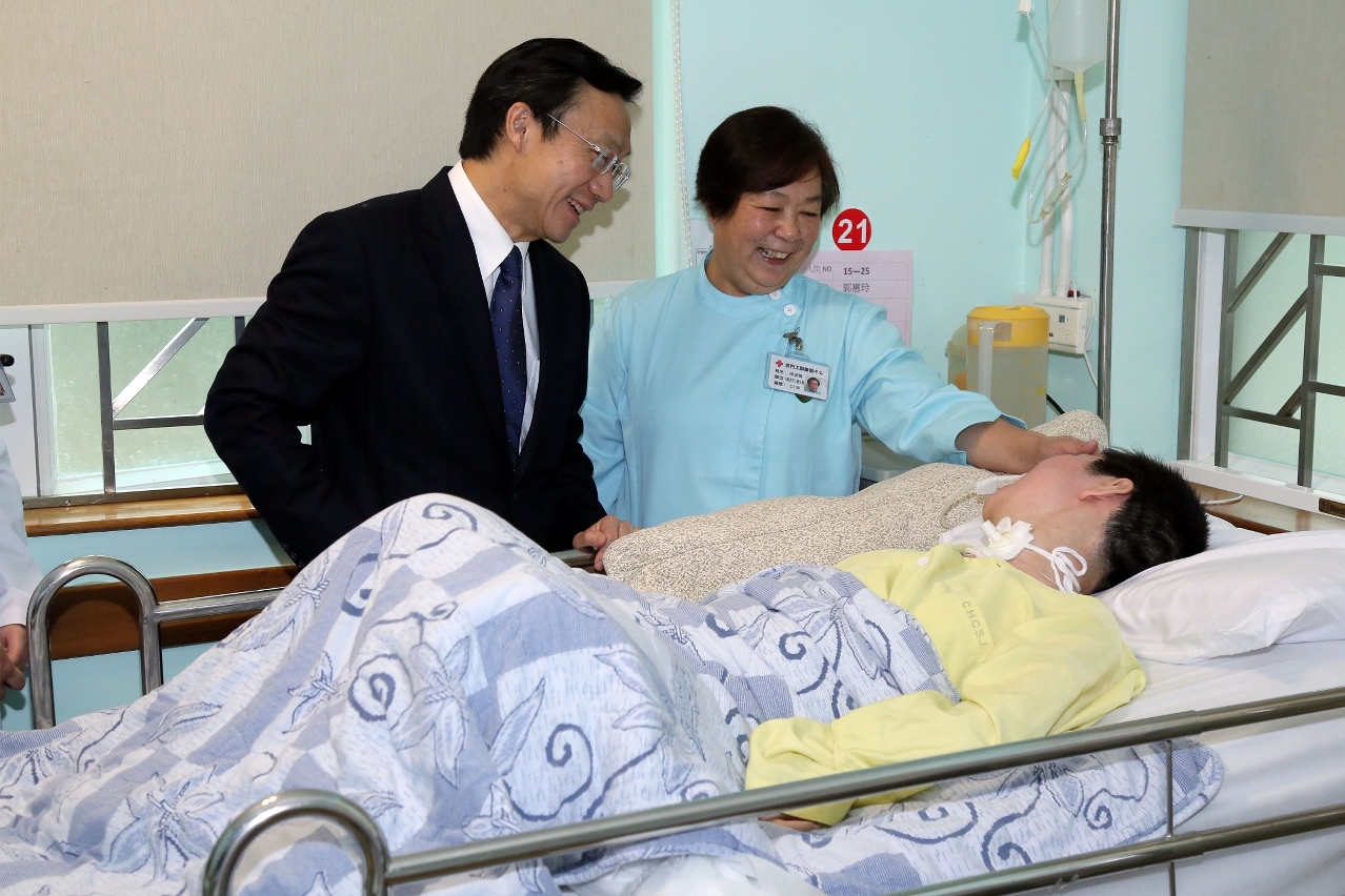 譚俊榮關心病人病情及為其打氣