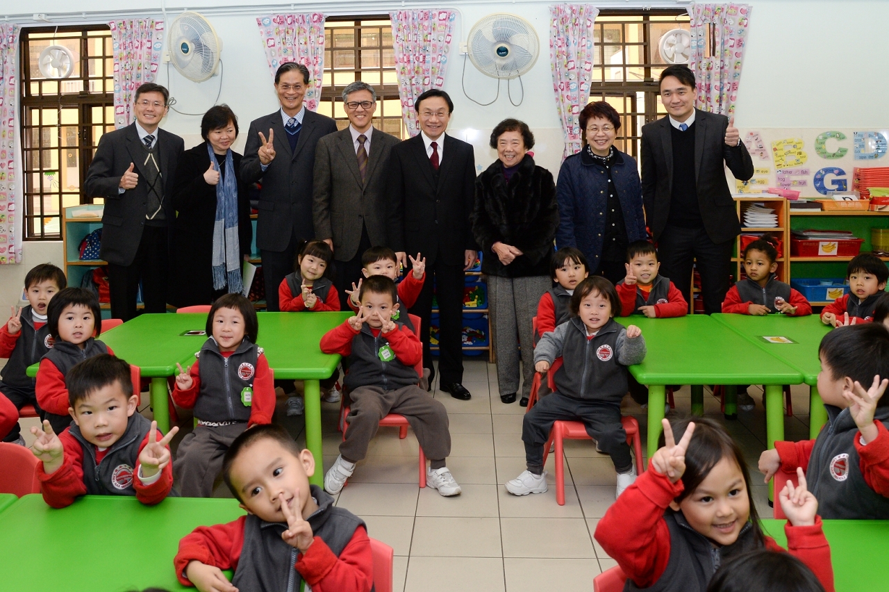 譚俊榮司長一行在嶺南中學參觀幼稚園教育