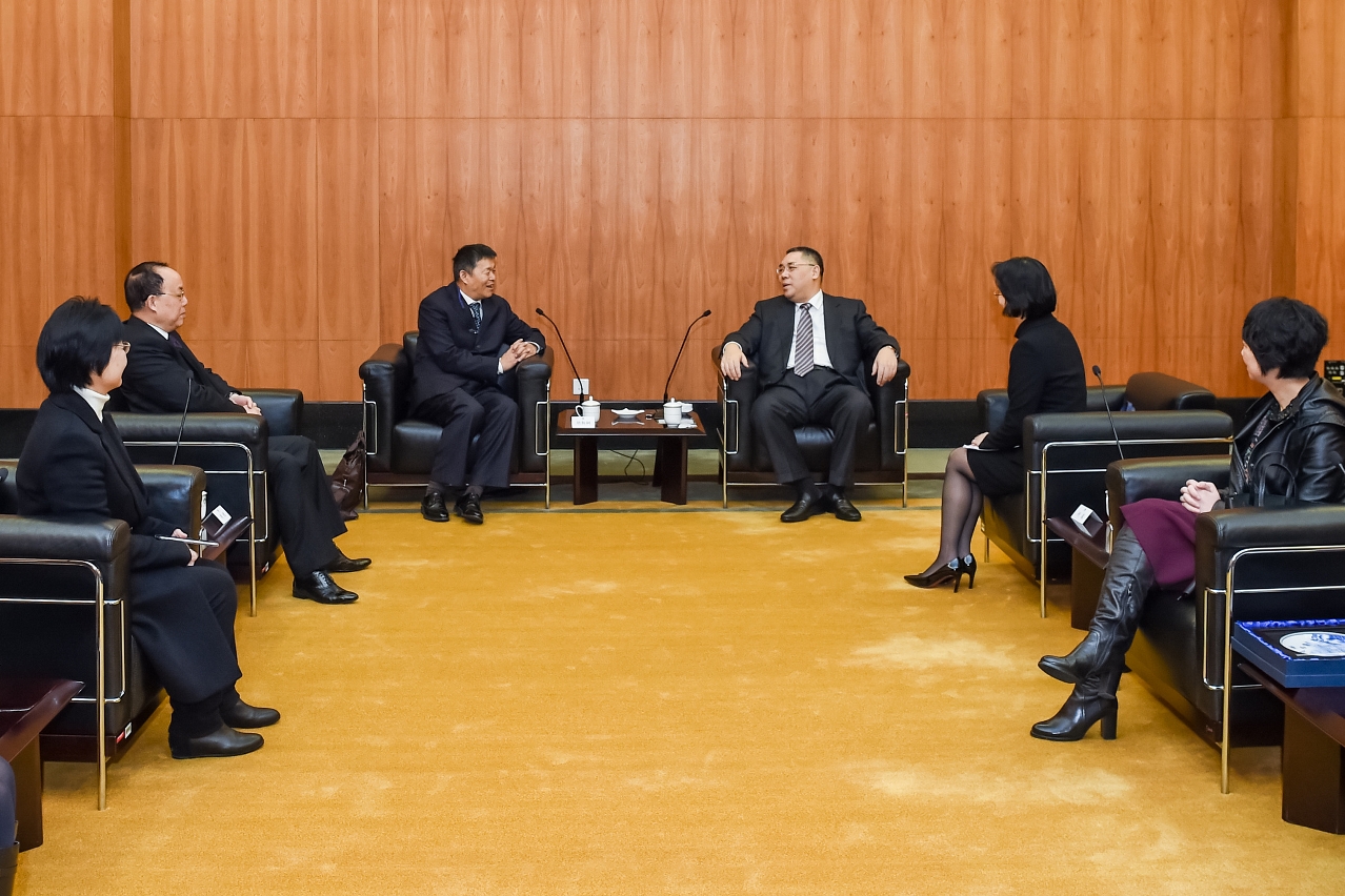 Chief Executive, Mr Chui Sai On, meets with the Director of the Centre for China Studies at Tsinghua University, Professor Hu Angang (cetre, left).
