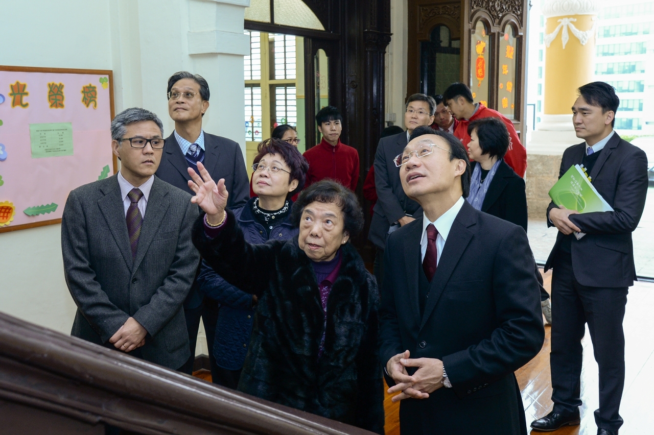 社會文化司司長譚俊榮聽取校長區金蓉介紹澳門嶺南中學校園設施