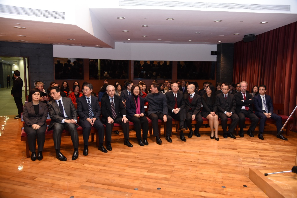 Presença da Secretária para a Administração e Justiça, Chan Hoi Fan, do Procurador, Ip Son Sang, do Comissário do CCAC, Cheong Weng Chon, dos Juízes dos tribunais das várias instâncias e dos Delegados do Procurador na cerimónia de tomada de posse