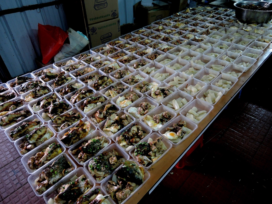 地下食品工場生產飯盒主要銷售給路氹城一帶的建築工人