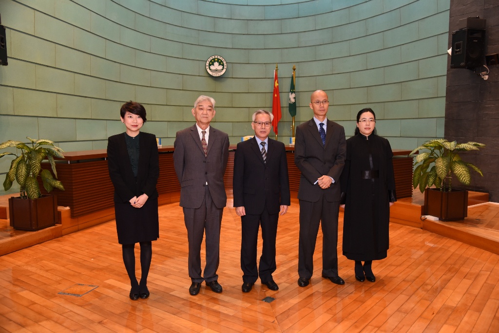 簡靜霞法官與四位主禮嘉賓合照