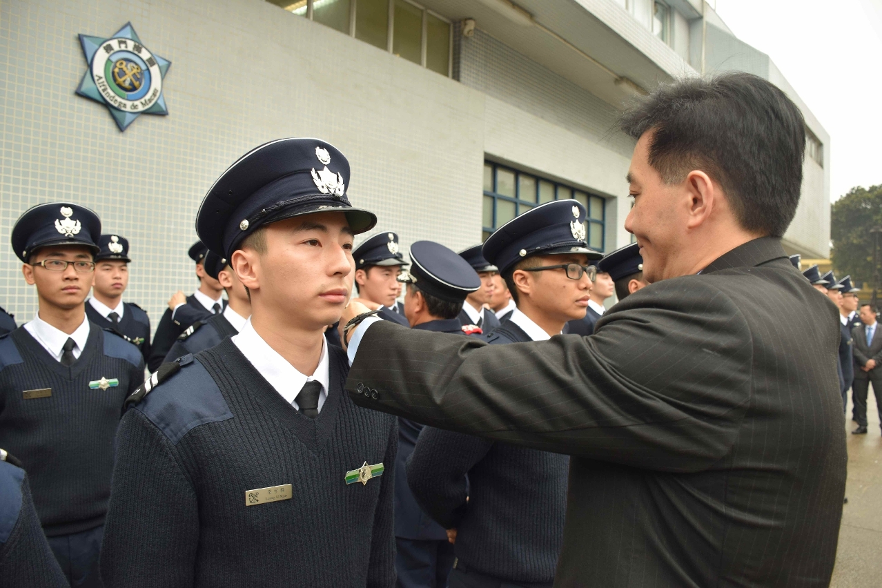 海關關長為入職關員戴上肩章