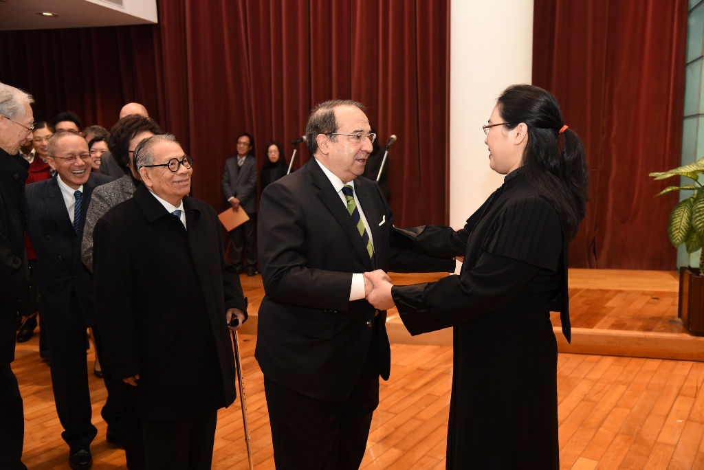Felicitações dos convidados à Juíza Kan Cheng Ha