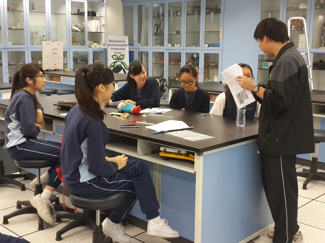 老師教導學生如何研究環境議題