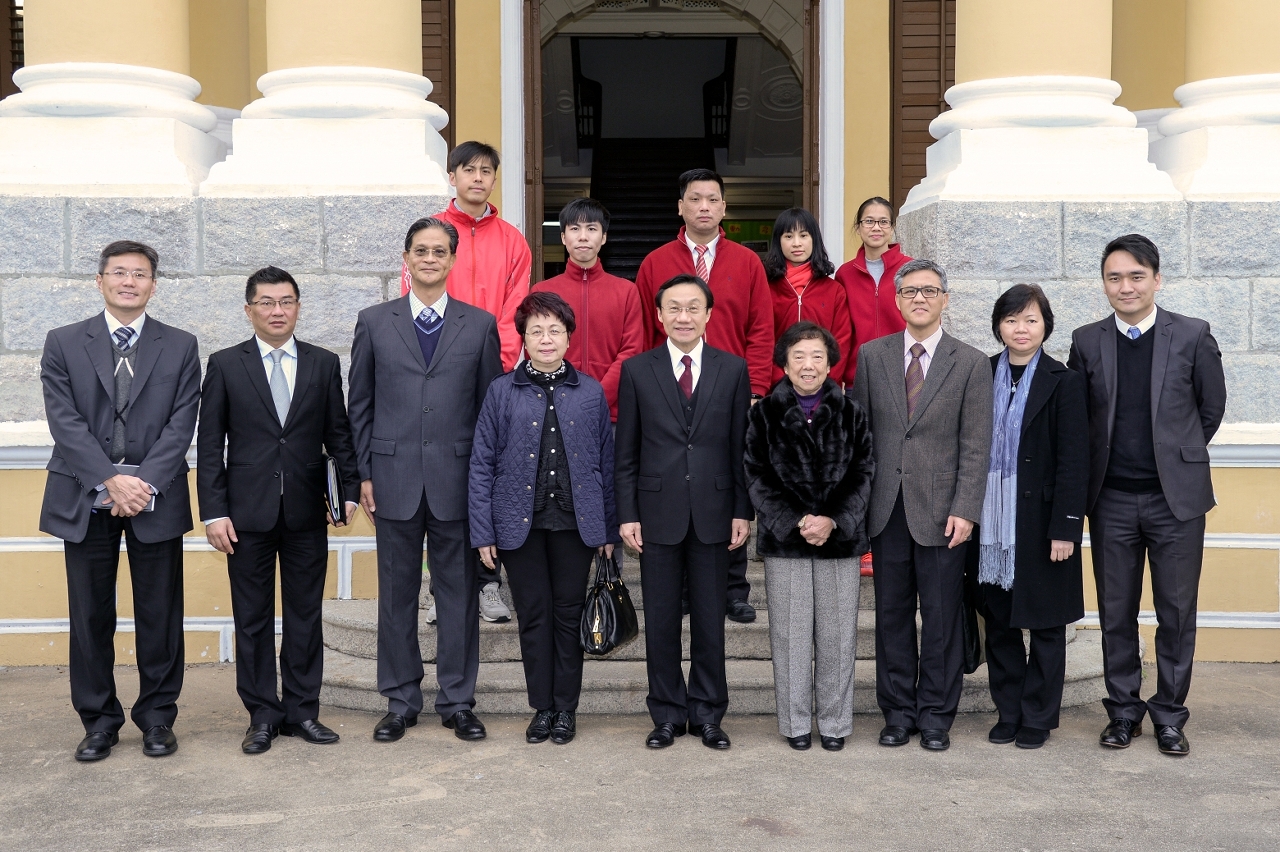 譚俊榮司長一行與區金蓉校長及學校管理層合影