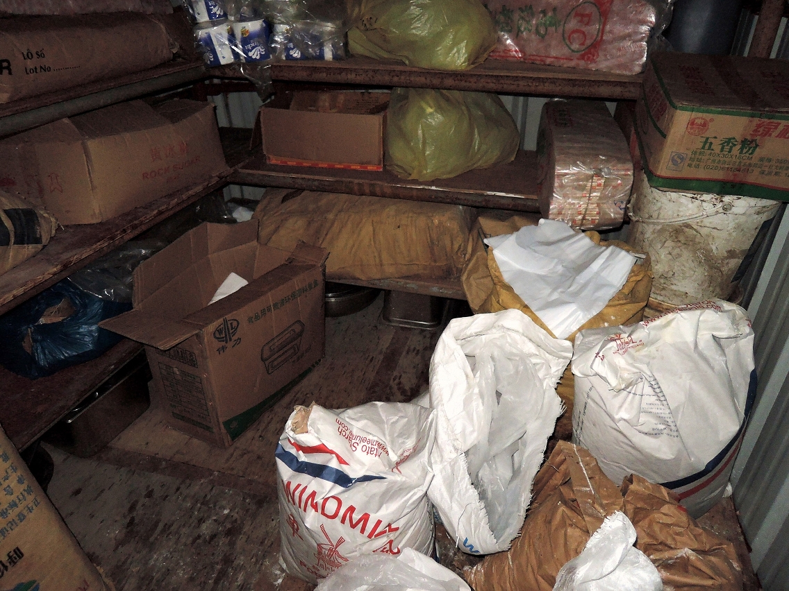治安警與民署揭地下食品工場，禁止場所經營運作