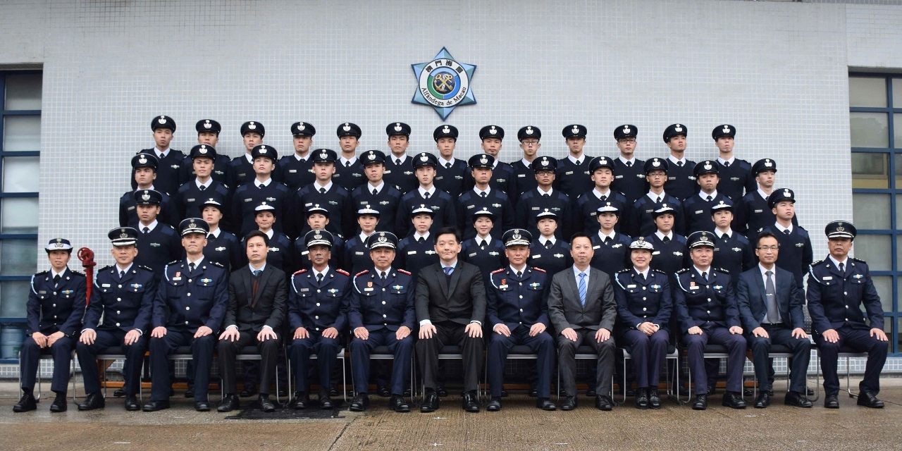 入職關員與海關官員合照