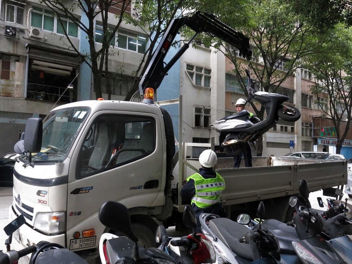 交通事務局日常會派員巡查並移走街道上棄置或註銷車輛
