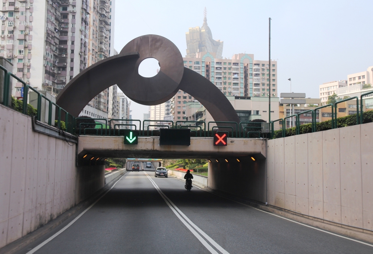 車道指示燈提示駕駛者車輛能否正常通行