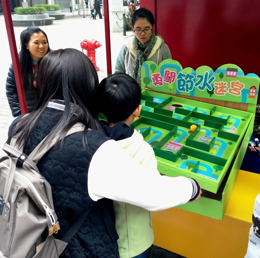 小朋友認真參與遊戲學習節水方法