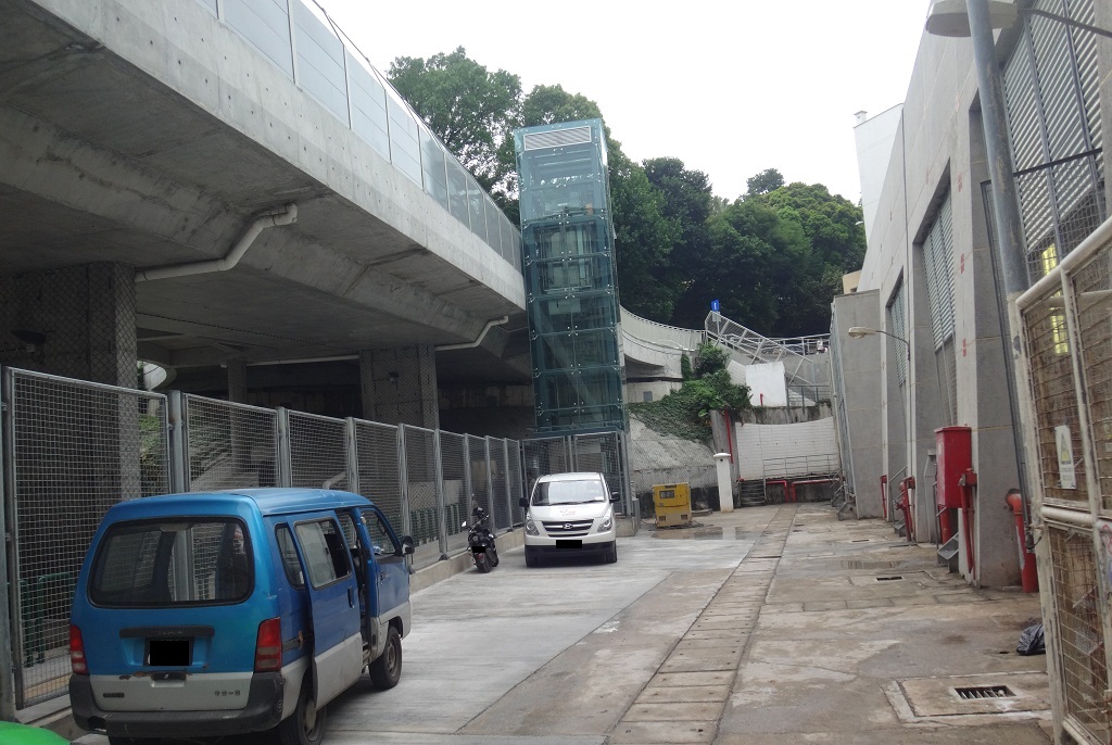 靠近新雅馬路行車天橋之升降機開放使用