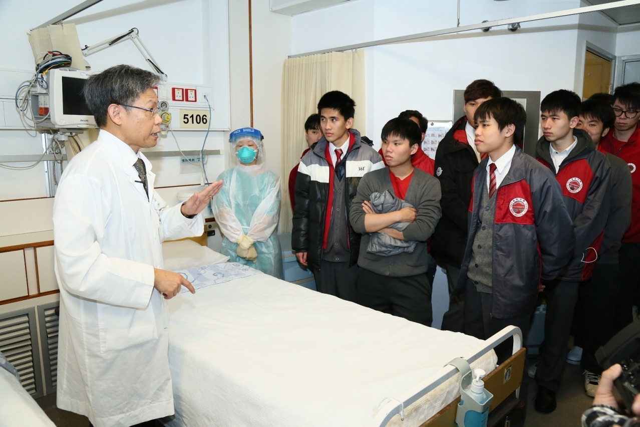 郭昌宇院長向學生介紹了仁伯爵綜合醫院防控傳染病的設施