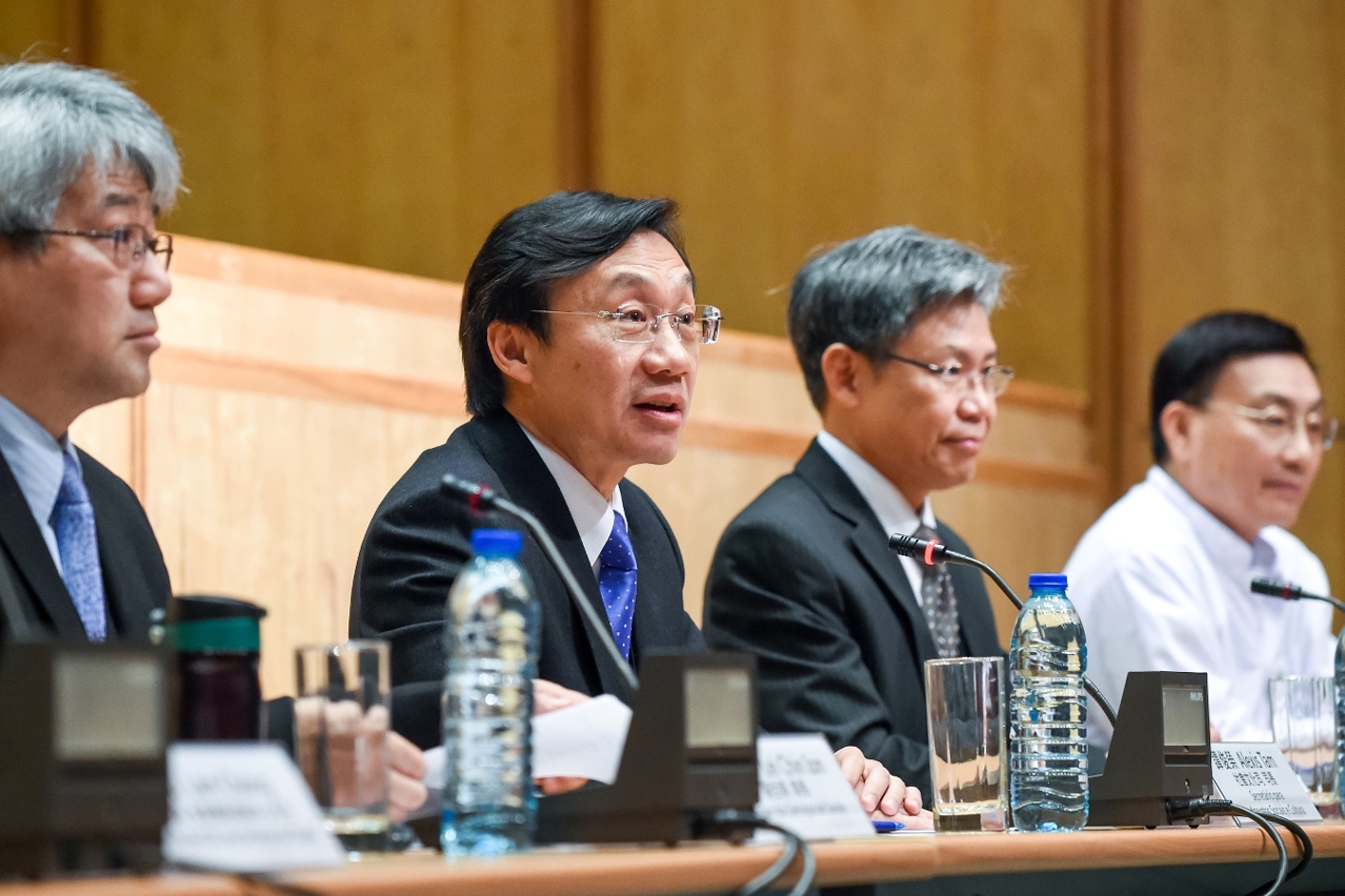 譚俊榮司長向參觀者解釋興建傳染病大樓的原因及必要性