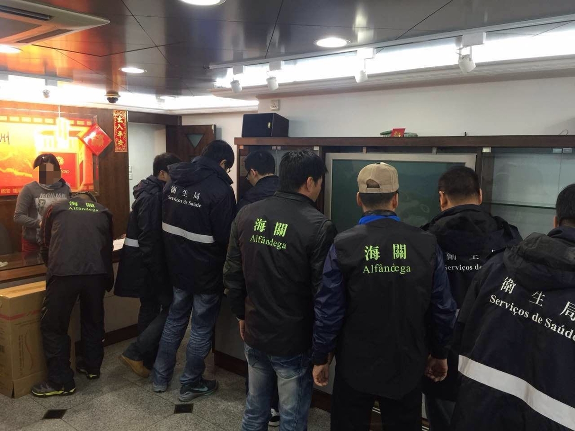 海關聯同衛生局展開行動