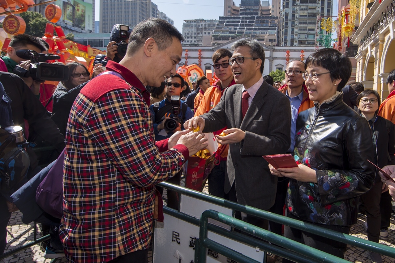 MGTO distributes “Lai Si” to local residents and visitors