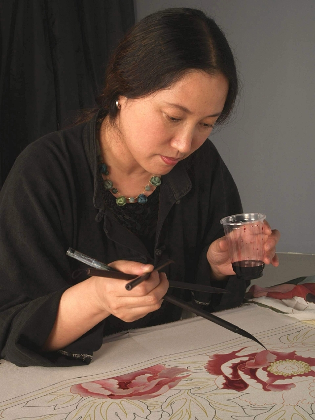 裘海索在作丝绸手绘