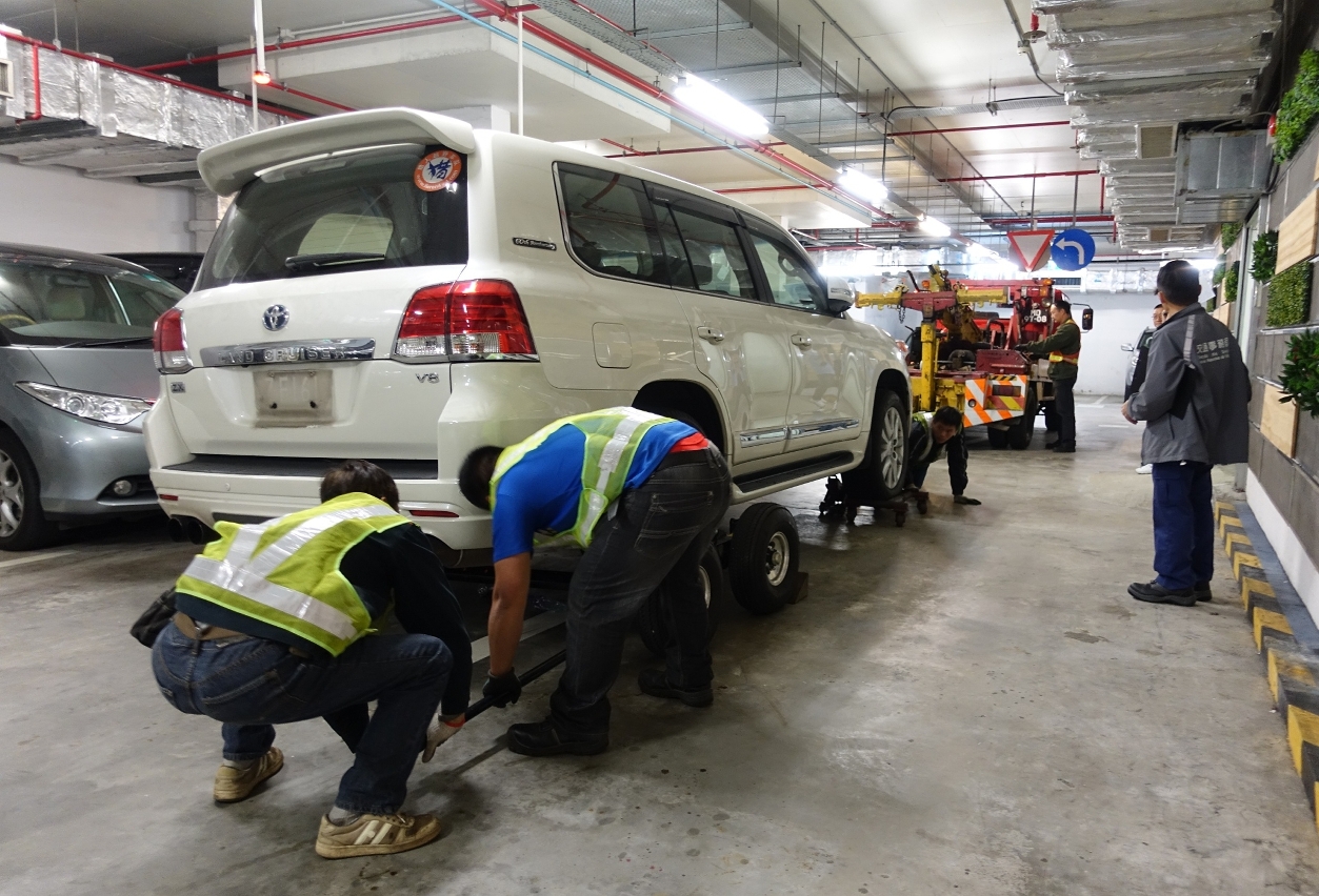 Os trabalhadores removeram os veículos estacionados abusivamente do parque de estacionamento.