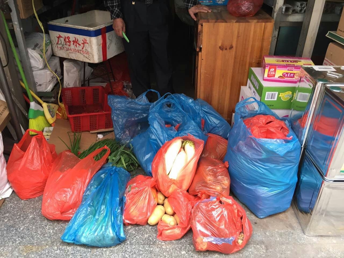 在一食肆內緝獲的蔬果