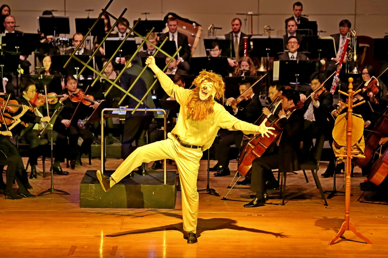 O artista americano Dan Kamin combina mímica, contos de fadas e música clássica nas suas actuações.